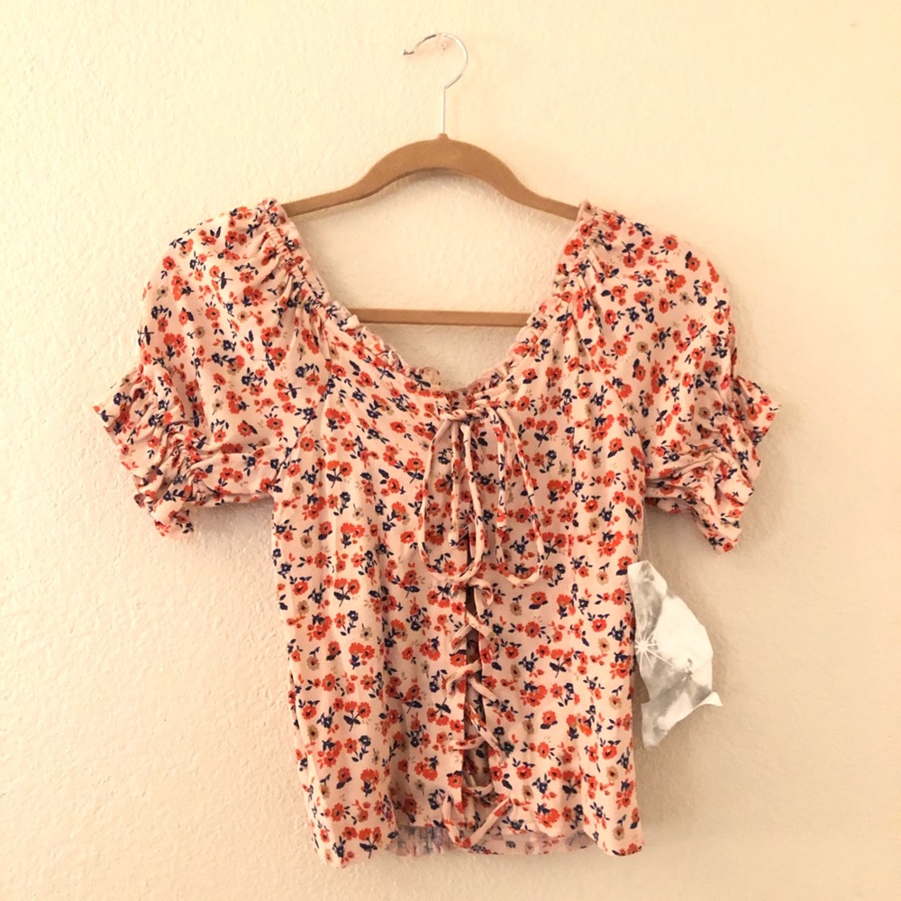 ✨NWT! Flattering and adorable blouse.